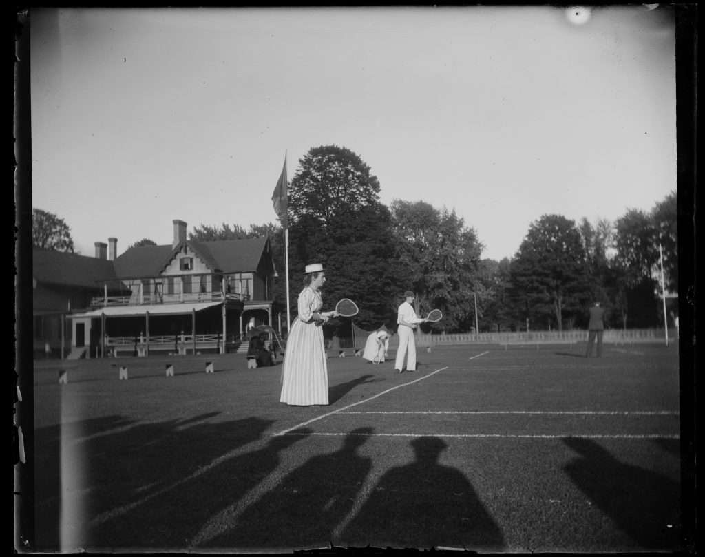 E. Alice AustenMiss Annie Burdette & Carrol J. Post, 1890 © E. ALICE AUSTEN. COLLECTION OF HISTORIC RICHMOND TOWNAlice Austen Exposición