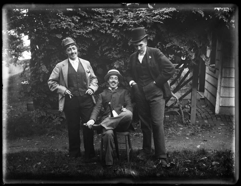 E. Alice AustenJulia Martin, Julia Bredt and self-dressed up, sitting down, Oct. 15, 1891 © E. ALICE AUSTENAlice Austin exposición