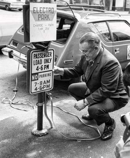 Cargando un prototipo de AMC llamado Gremlin (si, como los bichitos de la peli) Electric, en Seatle, por su alcalde Gordon Vickery.
Cargadores vehículos eléctricos.