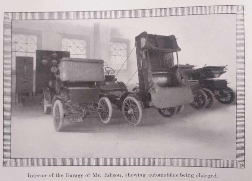 Interior del taller del Sr, Edison mostrando automóviles siendo cargados.
Cargadores vehículos eléctricos.