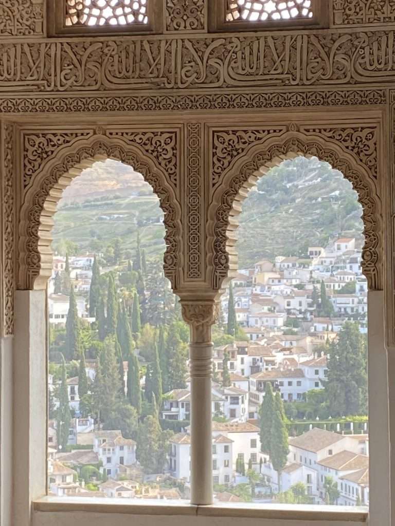 Vista del barrio del Albaicín desde una ventana de la Alhambra