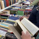 Señor hojeando un libro en la feria