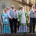 Parejas vestidas de chulapos y chulapas en las Fiestas de San Isidro en 2016