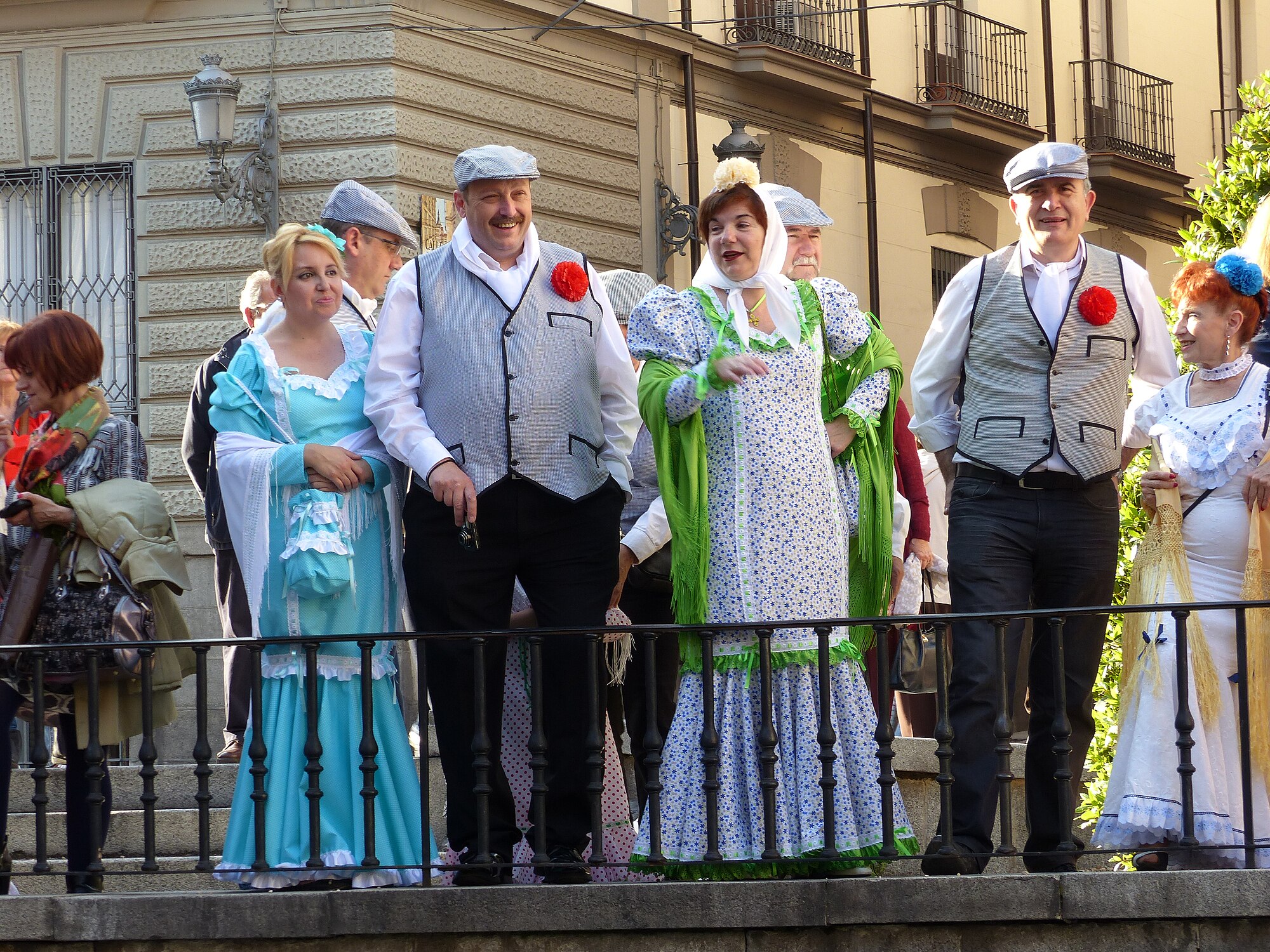 Parejas vestidas de chulapos y chulapas en las Fiestas de San Isidro en 2016