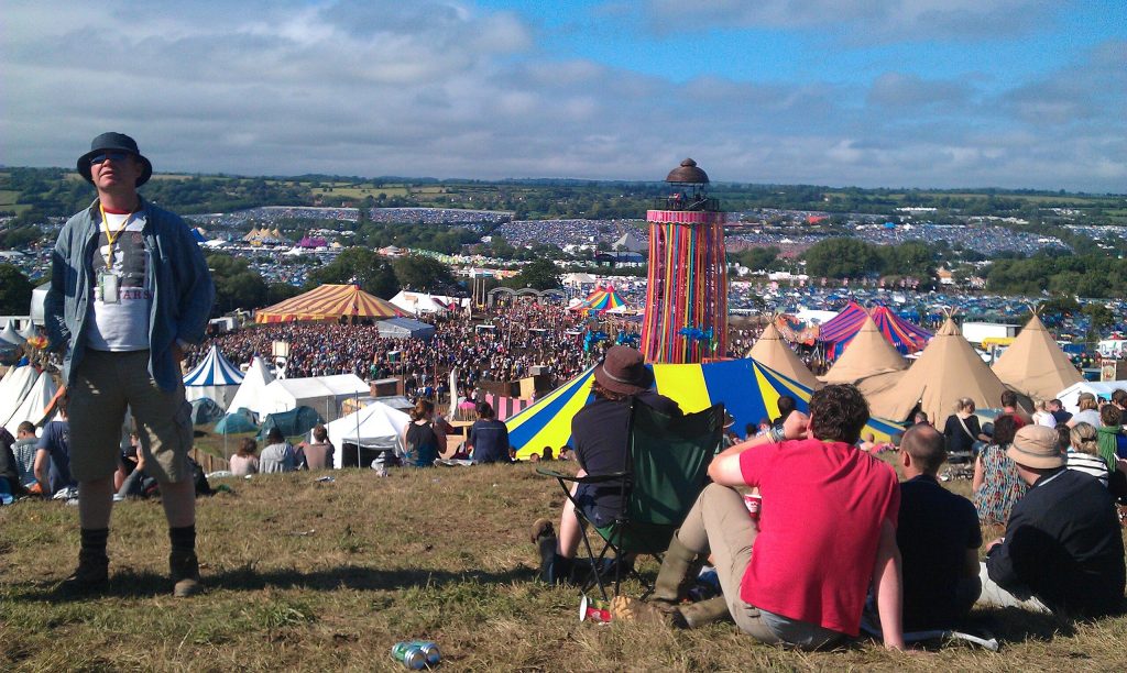 Vista de Festival de Glastonbury desde el Park Stage, mientras la gente llega al concierto de Pulp, 2011. Bennydigital