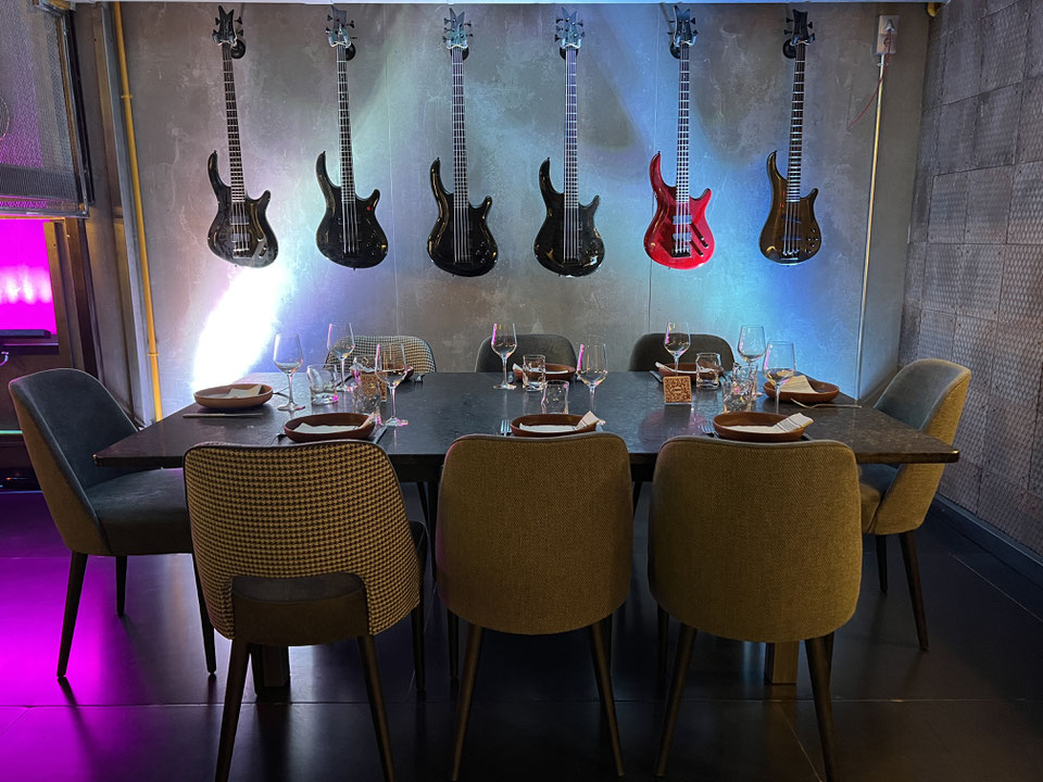 Una de las salas de Bosco Restaurante decorada con guitarras, donde actuará JOES en Madrid.