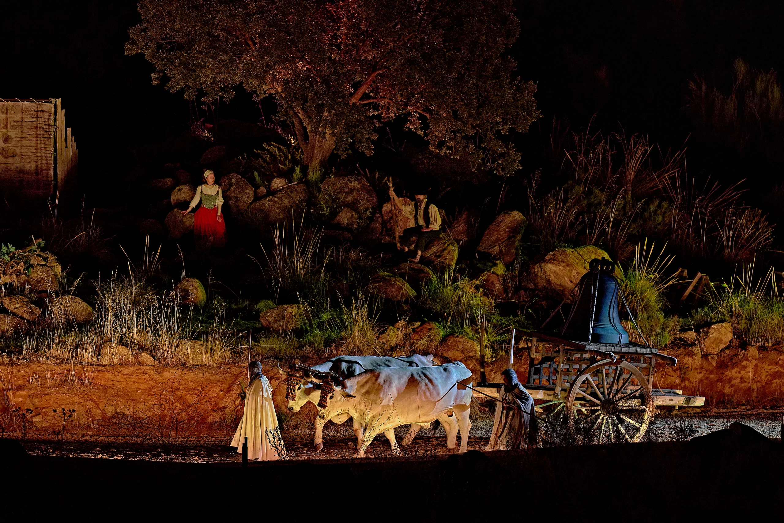Lavandera en el bosque escuchando la historia que cuenta el viejo Azacán de Toledo. Carreta con campana tirada por vacas blancas