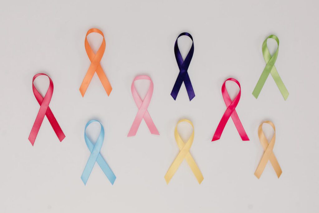 Lazos de diferentes colores que representan todos los tipos de Cáncer