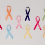 Lazos de diferentes colores que representan todos los tipos de Cáncer
