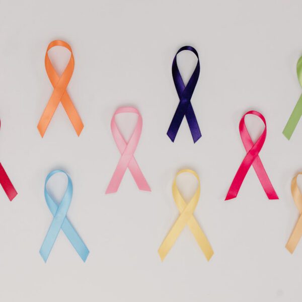 Lazos de diferentes colores que representan todos los tipos de Cáncer
