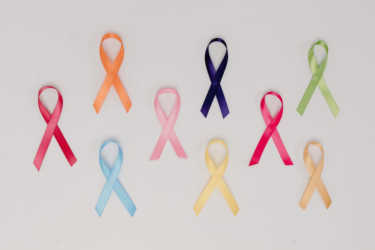 Lazos de diferentes colores que representan todos los tipos de Cáncer