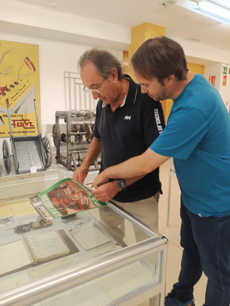 Joan y Joan Marc, hoejando la revista para posteriormente firmarla.